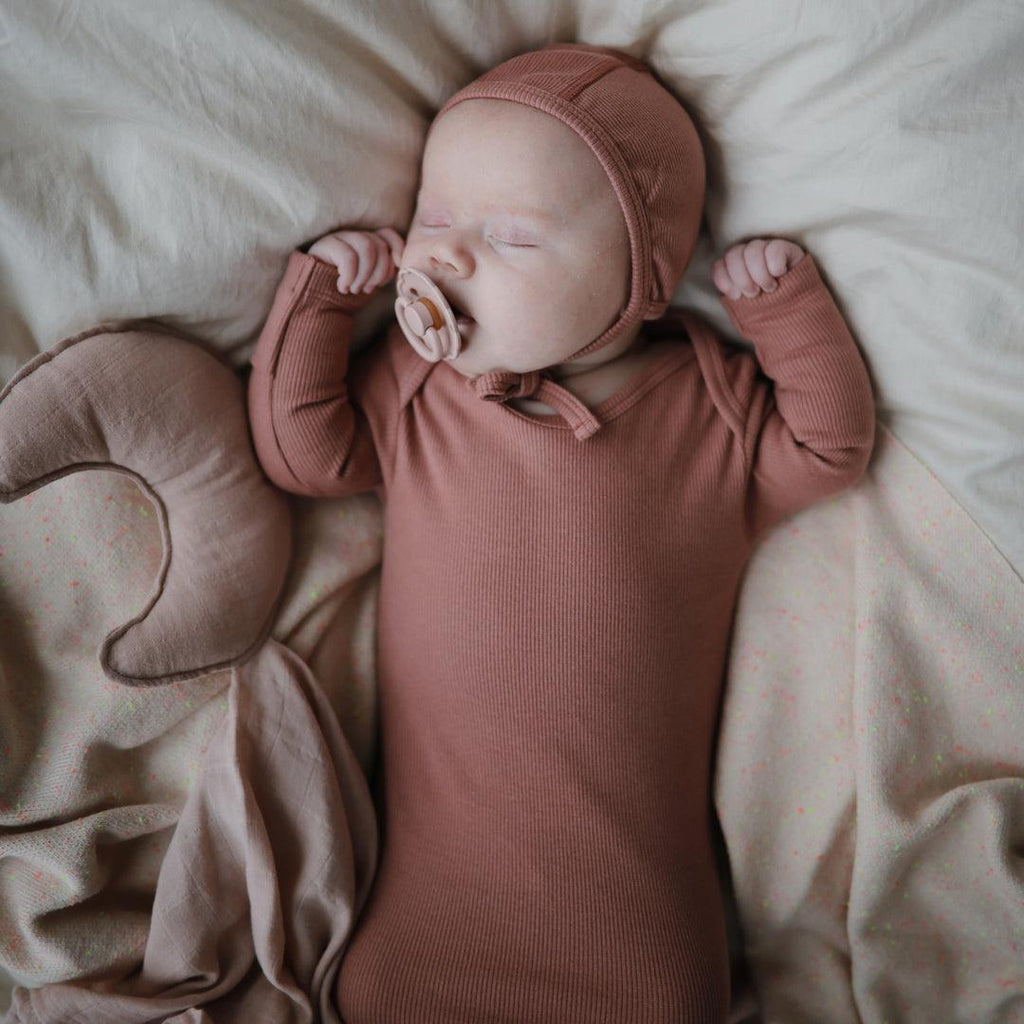 Ribbed Knot Baby Gown, Cedar - Mushie